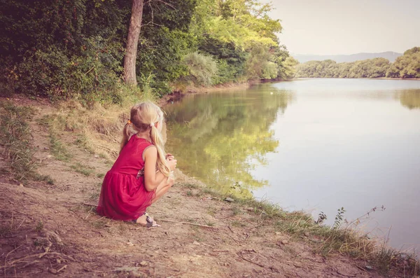 Mooie jongen door de rivier — Stockfoto