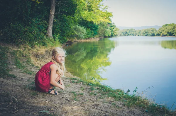 nehir kenarında evlat