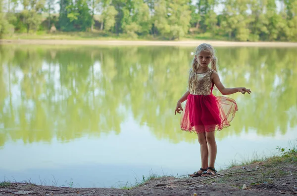Göl Iplikçik Dans Çok Güzel Sarışın Kız — Stok fotoğraf