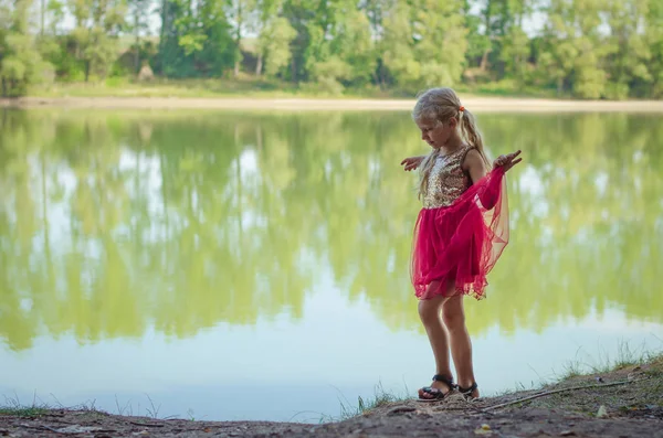 nehir kenarında dans