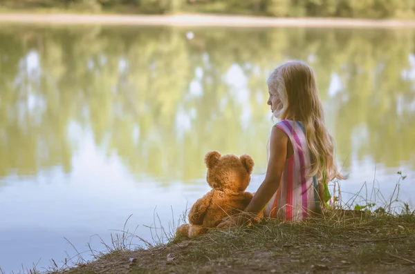 Adorável Menina Loira Sentada Com Seu Brinquedo Ursinho Pelúcia Fio — Fotografia de Stock