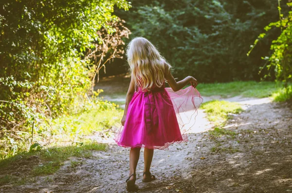 Lilla barnet promenader i naturen — Stockfoto