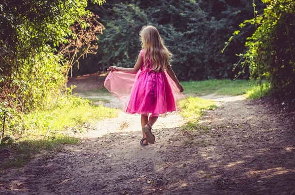 Pequena criança andando na natureza — Fotografia de Stock