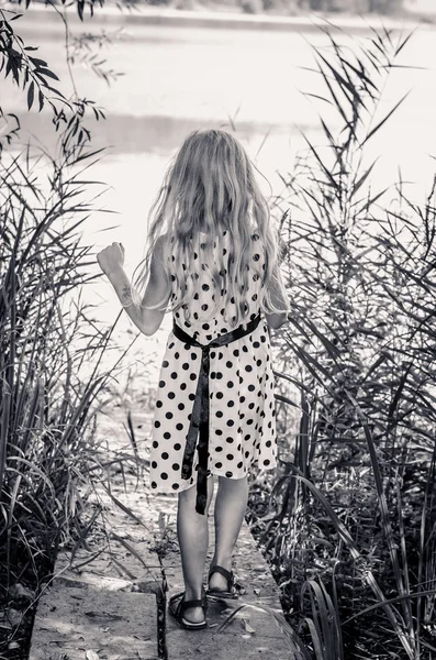 Menina Com Cabelo Longo Monocromático — Fotografia de Stock