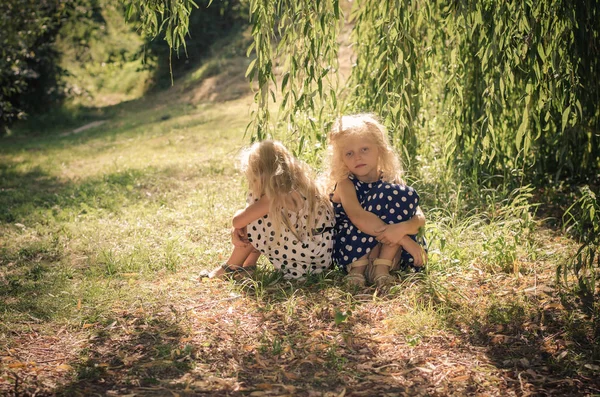 Děti a příroda zelená jarní — Stock fotografie