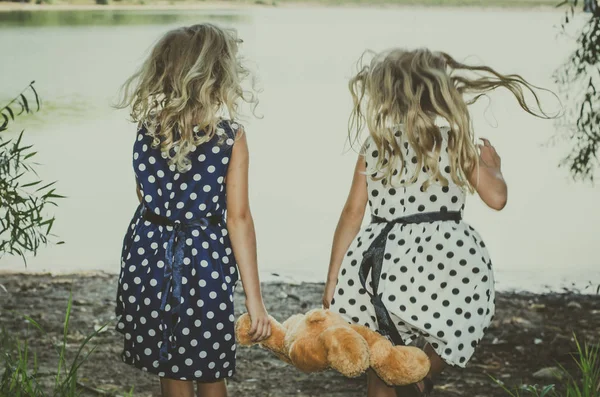 Crianças com ursinho de pelúcia brinquedo — Fotografia de Stock