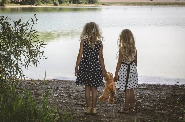nehir kenarında bekliyor