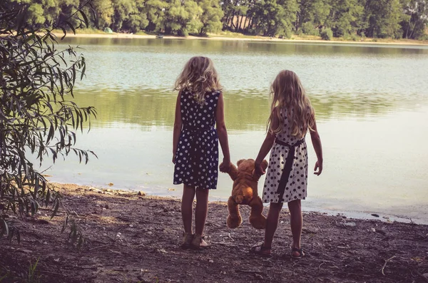 Duas Meninas Com Longos Cabelos Loiros Segurando Brinquedo Ursinho Pelúcia — Fotografia de Stock