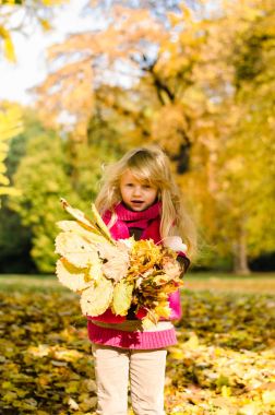 Çocuk renkli yaprakları ile