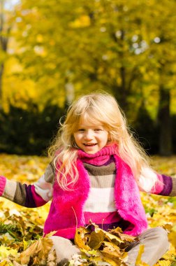 sonbahar zamanla mutlu gülümseyen çocuk