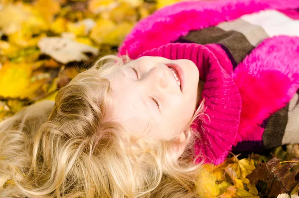 Чарівна Маленька Блондинка Лежить Барвистому Осінньому Листі — стокове фото