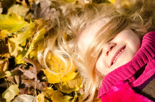 Bella ragazza bionda in autunno parco — Foto Stock