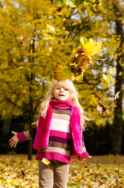 Красивая Блондинка Длинными Волосами Осеннем Парке Бросает Разноцветные Осенние Листья — стоковое фото