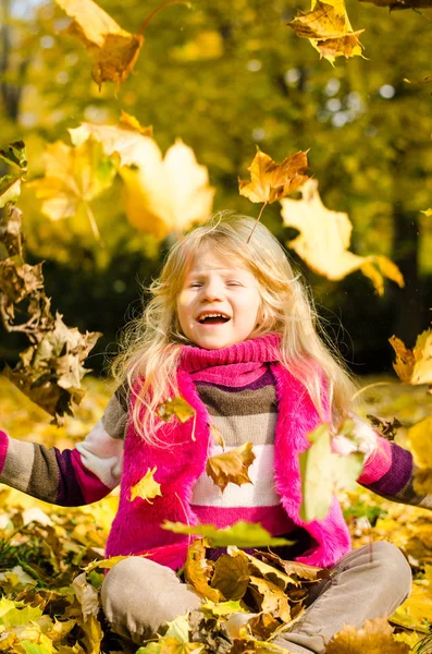sonbahar zamanla mutlu gülümseyen çocuk