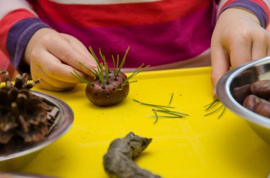 küçük sevimli sevimli etkin çocuk harcama zaman sonbahar craftsmaship aktiviteleri ve Hobiler