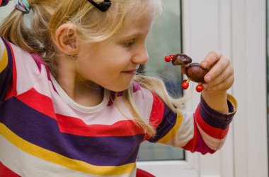 kestane meyvelerden yapılmış sonbahar dekorasyonu ile güzel çocuk