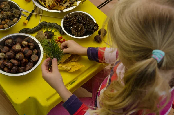 küçük sevimli sevimli etkin çocuk harcama zaman sonbahar craftsmaship aktiviteleri ve Hobiler