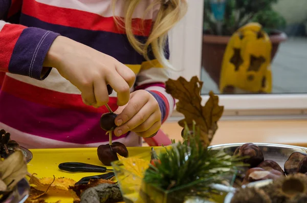 小さな秋 素敵なかわいい活発な子供支出時間の Craftsmaship 活動や趣味 — ストック写真