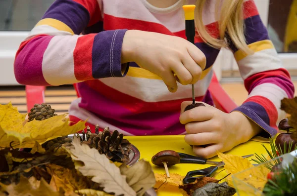 Criança ativa fazendo decoração de outono — Fotografia de Stock