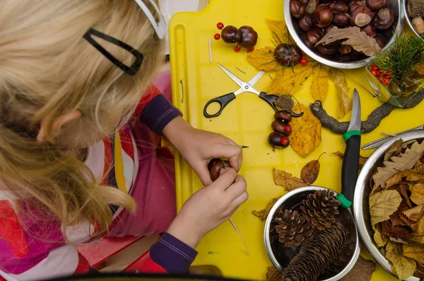 küçük çocuk sonbahar süsleme oluşturma