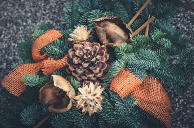 Tüm azizler günü çiçek dekorasyon 