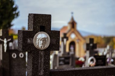 Sonbahar zaman tek renkli mezarlıkta Stone'dan çapraz 