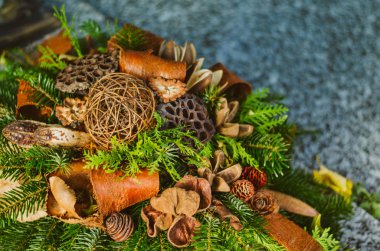 Tüm azizler günü sırasında mezarlığındaki mezar üzerinde yeşil bitki dekorasyon 