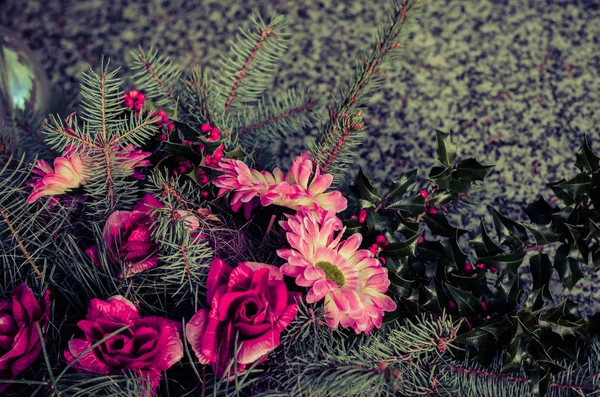 諸聖人の日に墓の上のピンクの花装飾 — ストック写真