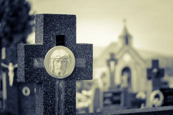 İsa'nın yüzü mezarlığında taş çapraz