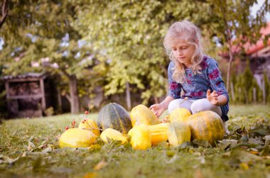 güzel çocuk ile turuncu kabak çim üzerinde yalan