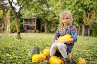 kabaklar sonbahar bahçede tutan çocuk
