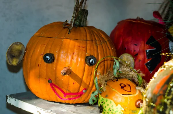 sonbahar bahçe içinde iki turuncu halloween kabaklar