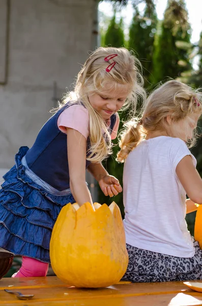 ハロウィーンの装飾を準備する子どもたち — ストック写真