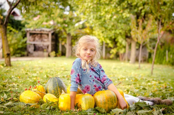 Красивая Блондинка Апельсиновыми Тыквами Зеленом Осеннем Саду — стоковое фото