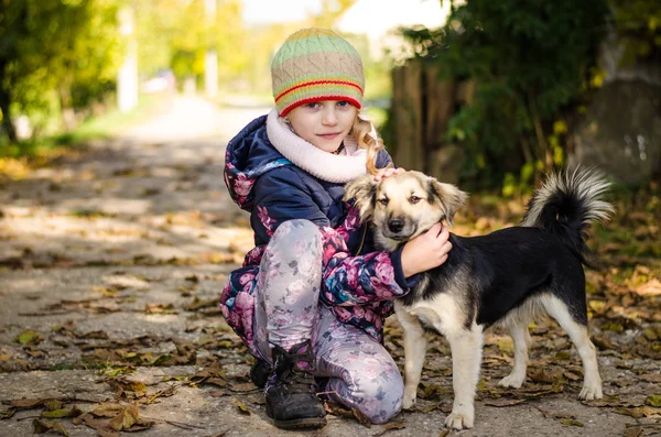 Criança com cão — Fotografia de Stock