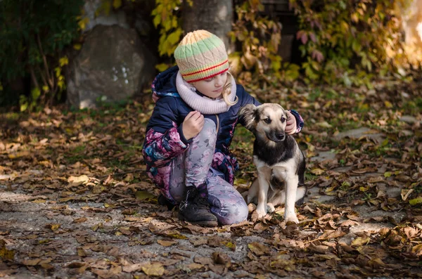 Criança com cão — Fotografia de Stock