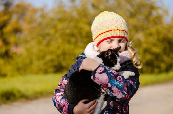 Ребенок с котом — стоковое фото
