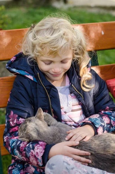 Petit Enfant Charmant Avec Chat Animal Compagnie Dans Les Mains — Photo