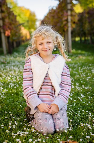 Pequena menina adorável — Fotografia de Stock