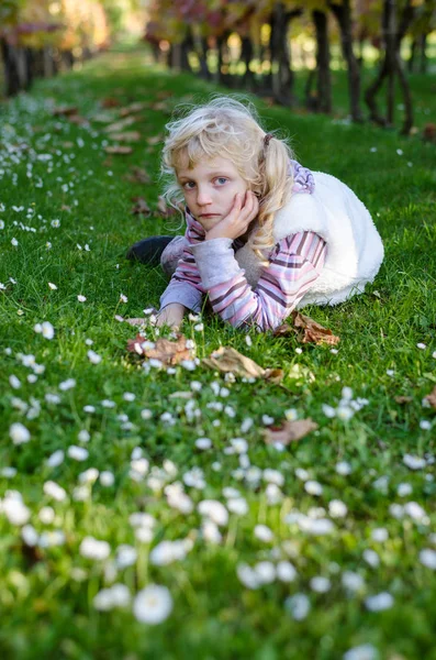 Pequeña chica encantadora — Foto de Stock