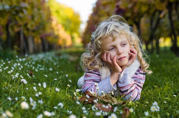 Pequena menina adorável — Fotografia de Stock