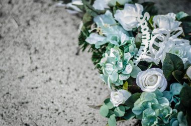 Tüm Azizler günü beyaz çiçek dekorasyon