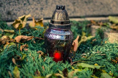 Fener tüm azizler günü sırasında geceleri yanan mum 