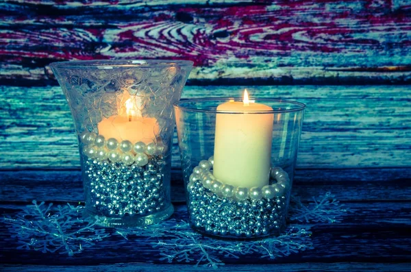 Brennende Kerzen mit weihnachtlicher Atmosphäre — Stockfoto