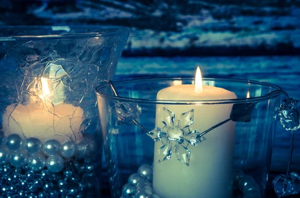 Brennende Kerzen mit weihnachtlicher Atmosphäre — Stockfoto