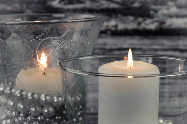 Zwei Festlich Brennende Kerzen Mit Perlen Silberton Effekt — Stockfoto
