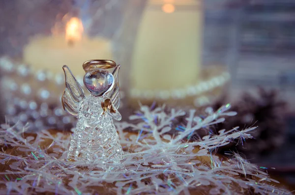 Belle décoration d'ange en verre avec flocons de neige — Photo