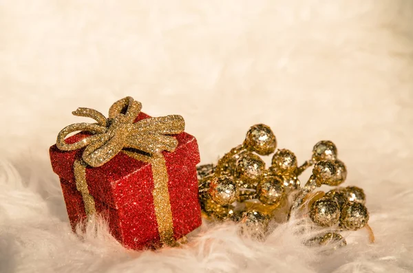 红色礼物圣诞盒和红色装饰 — 图库照片