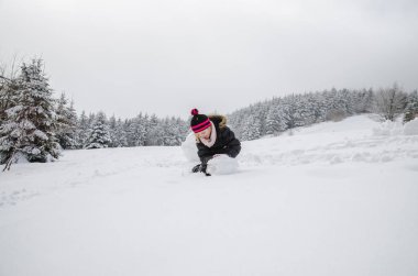 küçük çocuk bir kardan adam bina