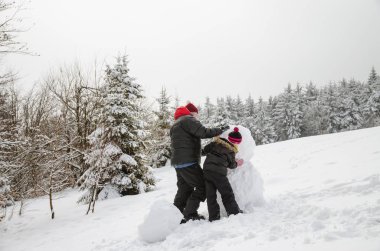 kardan adam bina ormandaki küçük kızlarla baba